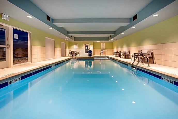 Holiday Inn Express & Suites Great Bend