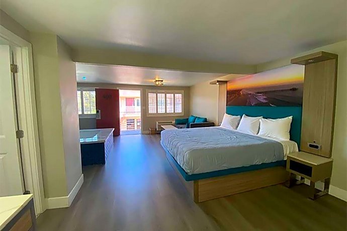 Super 8 By Wyndham Oceanside Downtown
