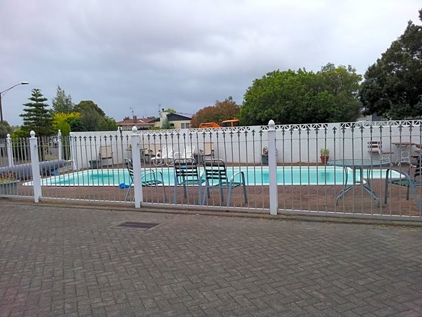 Ace High Motor Inn