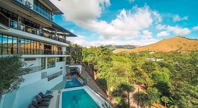 Skylodge Resort