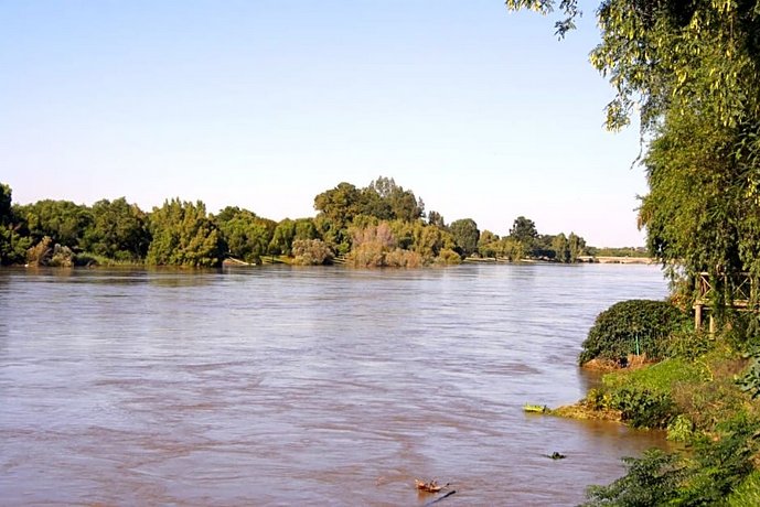 Riverbank Lodge