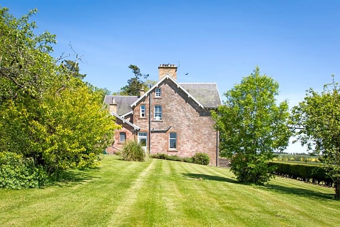 Whitehouse Country House