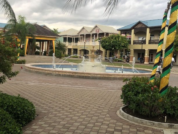 Chaudhry House Montego Bays- 2nd floor apt