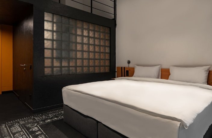 Globe Runner Hotel & Hostel
