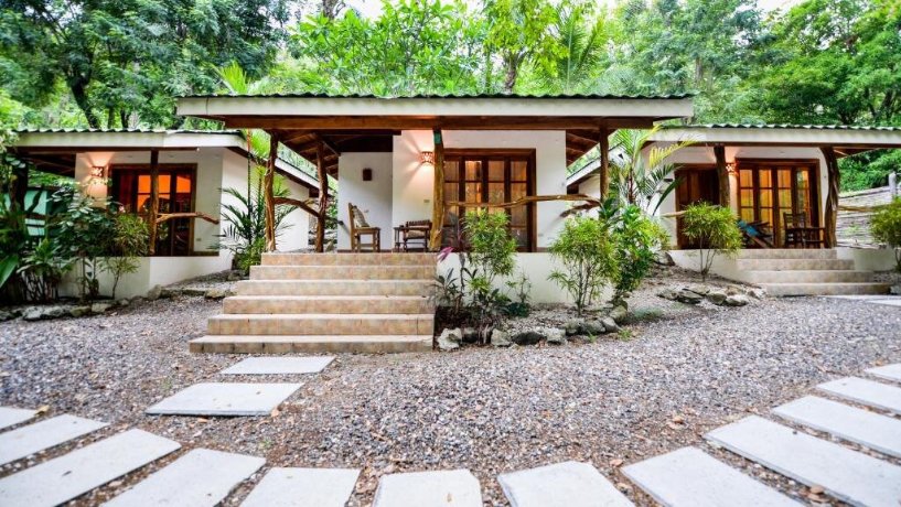 Makanas Beach Bungalows